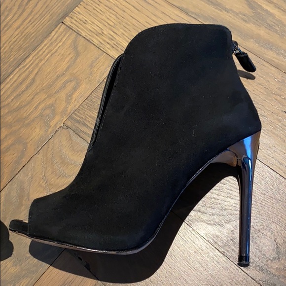 Sexy BCBG Short Suede Boots - Picture 2 of 9